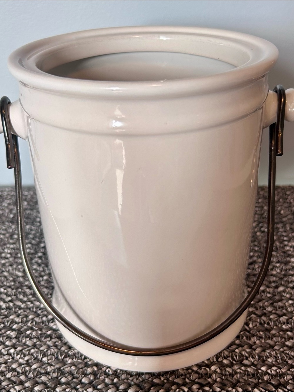 Anchor Hocking White Ceramic Crock/Wine Cooler with Metal Handle